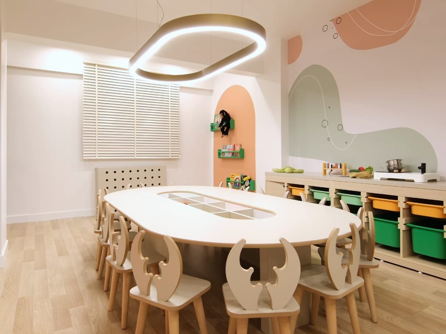 Oval masalı, halka aydınlatmalı ve kemerli kitaplık nişli sınıf